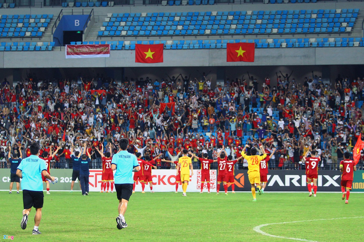 Tối 26/2, U23 Việt Nam đánh bại Thái Lan với tỷ số 1-0 để lên ngôi vô địch Đông Nam Á 2022. Kết thúc trận, các cầu thủ tiến về phía khán đài để cảm ơn người hâm mộ.