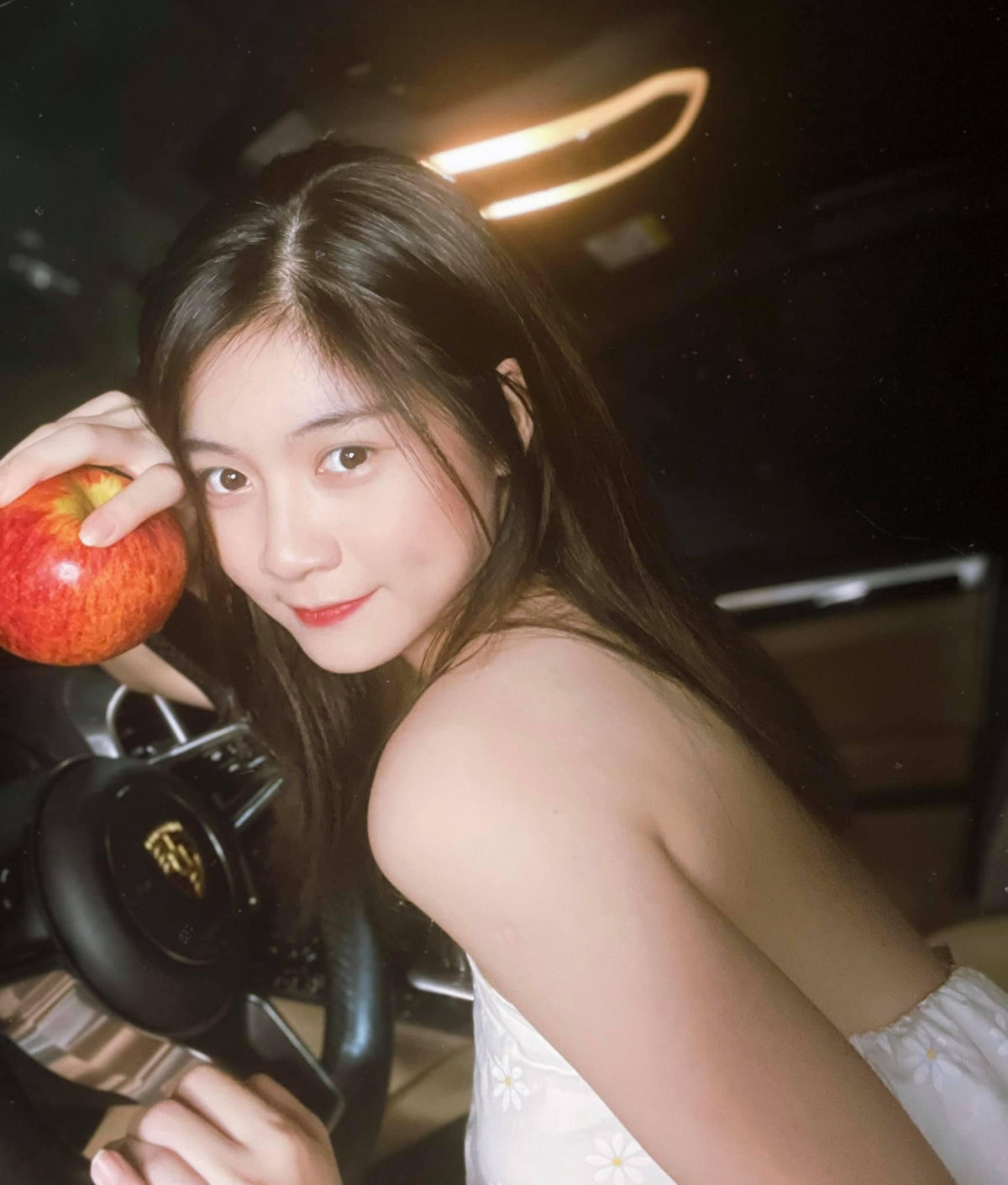 Đặc biệt, với những góc ảnh khoe "góc nghiêng thần thánh", nét đẹp trong sáng, dịu dàng đặc biệt trong tà áo trắng, Nam Phương thực sự khiến bao người phải ngẩn ngơ.