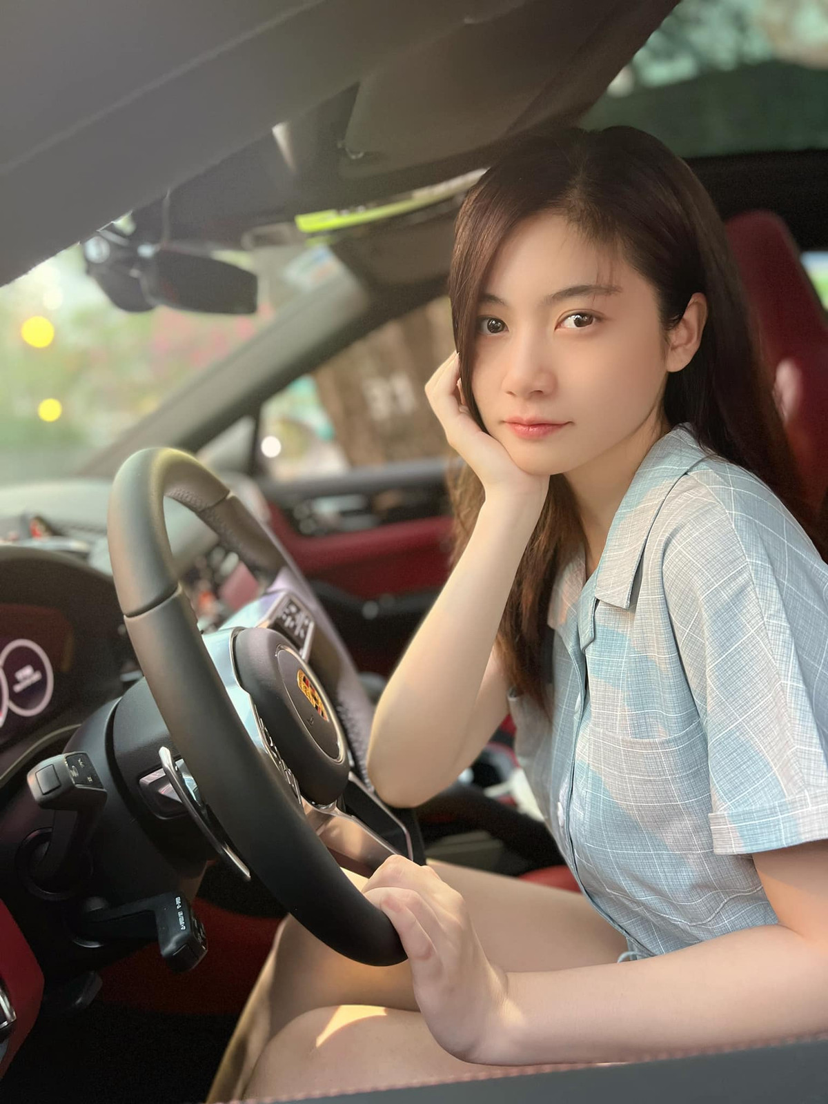 Cô nàng ghi điểm với khuôn mặt xinh xắn, nhẹ nhàng cùng nụ cười rạng rỡ với má lúm đồng tiền.