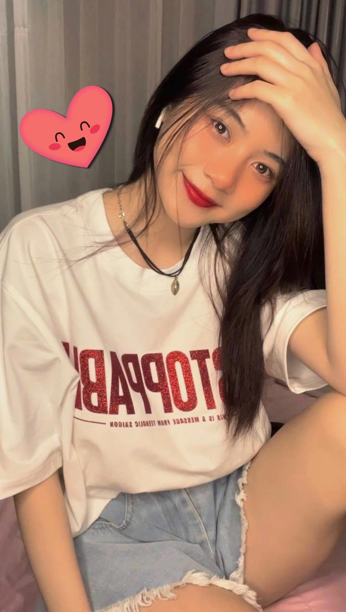 Nam Phương sở hữu một gương mặt với những đường nét vô cùng thanh tú, đậm nét Á Đông, cùng mái tóc đen dài thả buông thướt tha, khỏi phải nói cô bạn này đã “cướp” ánh nhìn của người khác như thế nào.