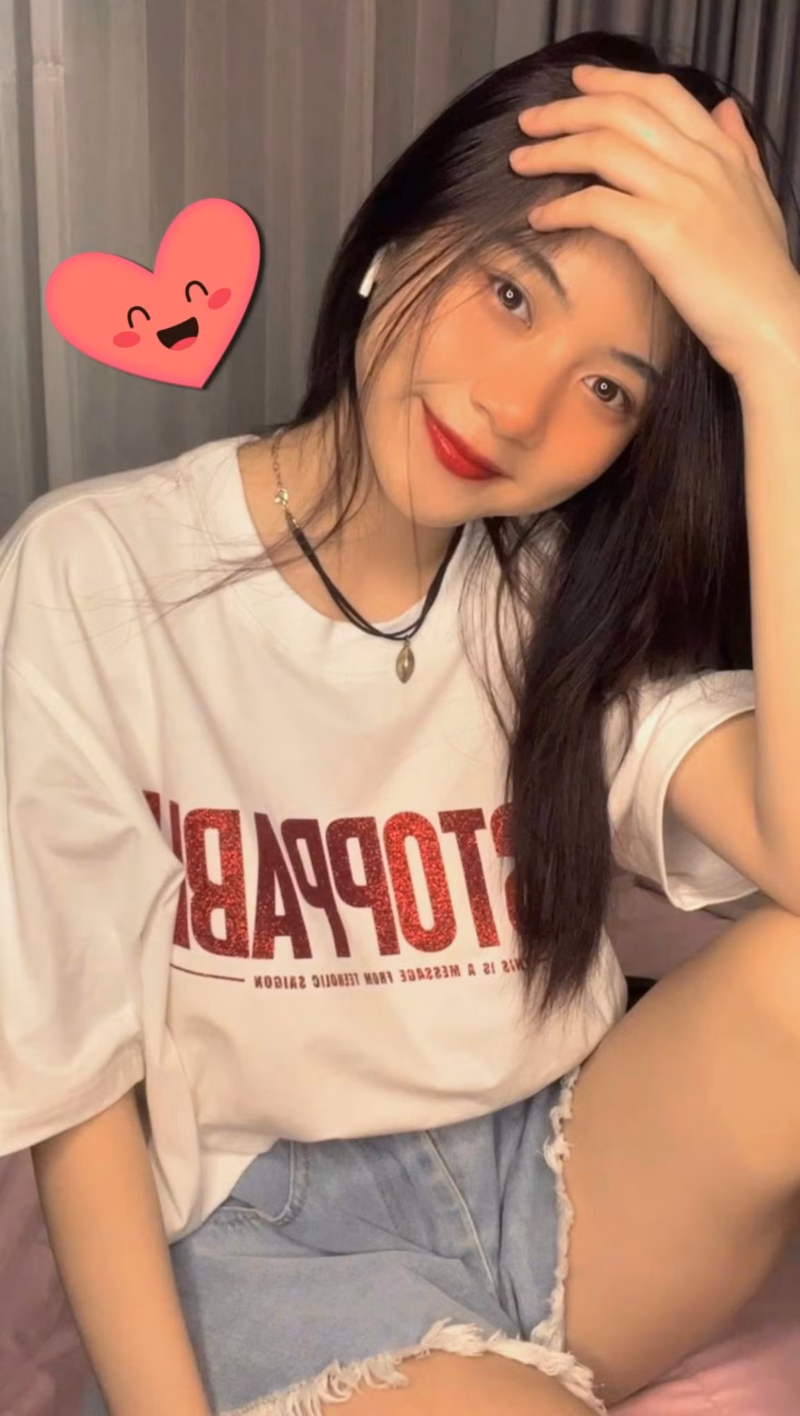 Nam Phương sở hữu một gương mặt với những đường nét vô cùng thanh tú, đậm nét Á Đông, cùng mái tóc đen dài thả buông thướt tha, khỏi phải nói cô bạn này đã “cướp” ánh nhìn của người khác như thế nào.