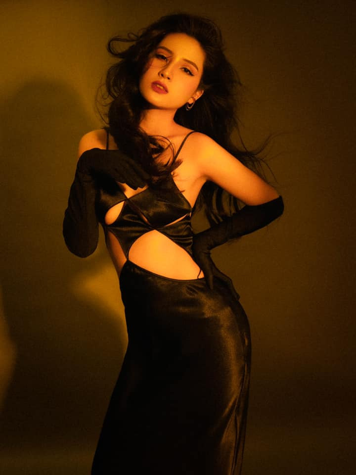 Trên trang cá nhân mới đây người đẹp đã chiêu đãi người hâm mộ bằng những khoảnh khắc khiến không ít khán giả phải "đỏ mắt". Bà mẹ 1 con đã lựa chọn 1 chiếc váy có thiết kế lạ mắt, với những đường xẻ không thể nào hiểm hóc hơn.