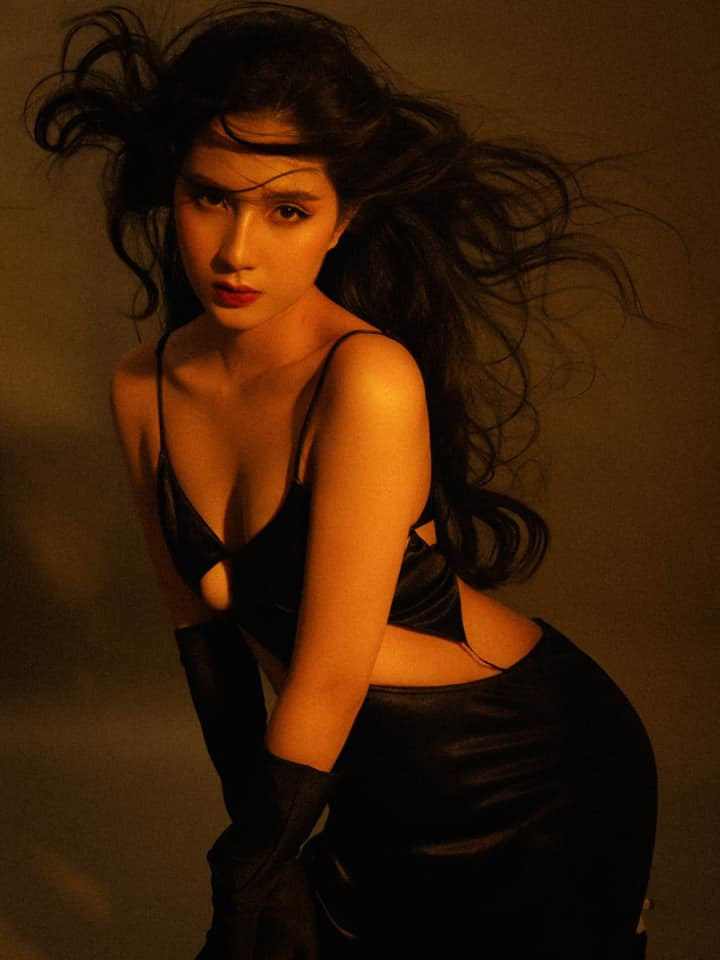 Trong những hình ảnh này Thiên An khoe triệt để thân hình nóng bỏng, cùng với võng lưng đầy quyến rũ.