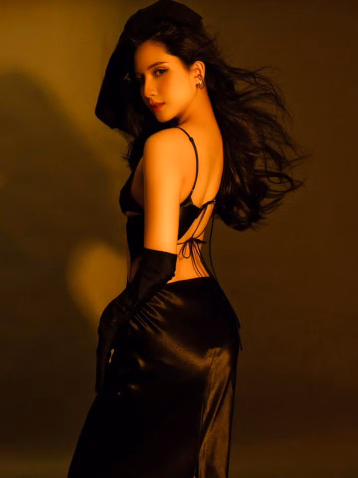 Dù mới bước chân vào làng giải trí nhưng thần thái của cô nàng không hề thua kém bất cứ ai.