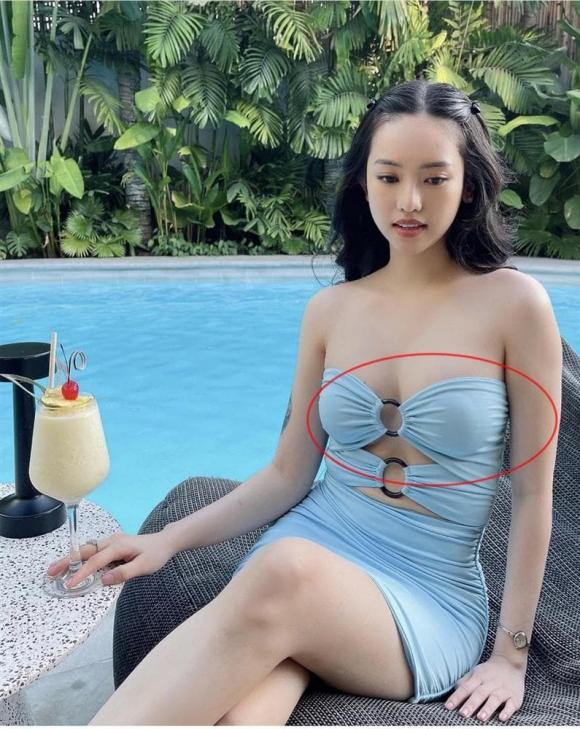 Mới đây, "hot girl thị phi" này lại tiếp tục gây tranh cãi khi đăng tải hình ảnh check - in sang chảnh bên bể bơi. Dù không quá phản cảm thế nhưng Thúy Vi lại lộ miếng dán ngực kém duyên khi mặc đầm bó sát.