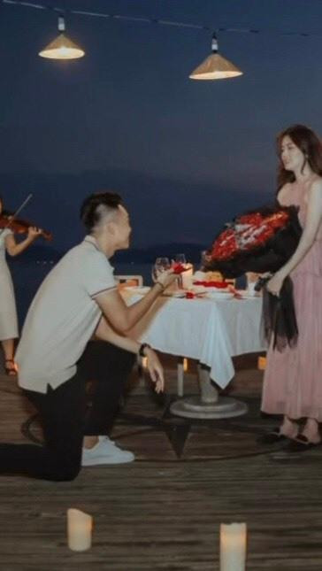 Bạn gái Thành Chung đã rất vui và hạnh phúc. Đáp lại tình cảm của bạn trai, nàng Wag chia sẻ loạt khoảnh khắc đẹp trong buổi lễ cầu hôn trên trang cá nhân.