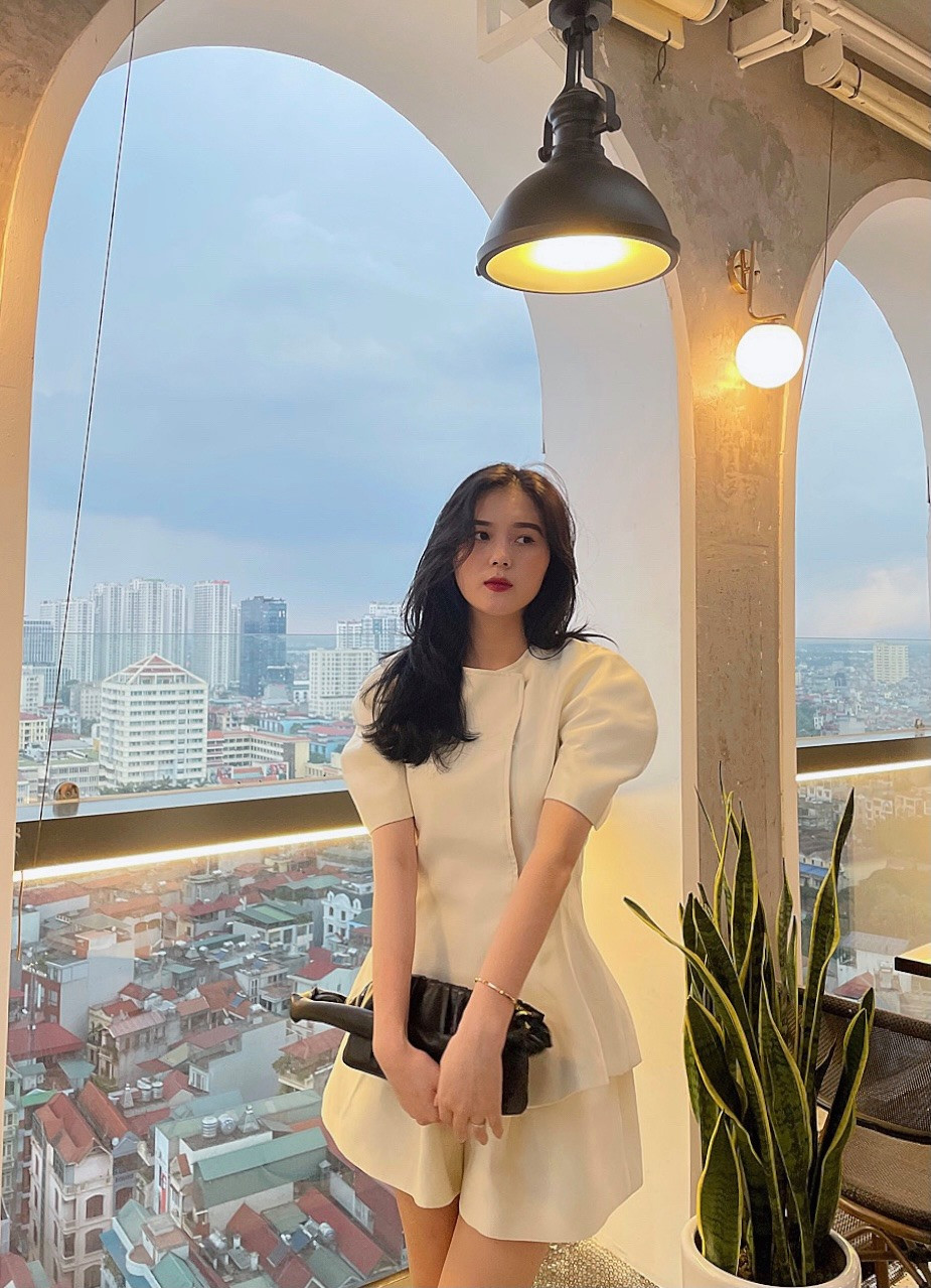 Sức hút của cô nàng đến từ gương mặt đẹp và dáng vóc nuột nà.