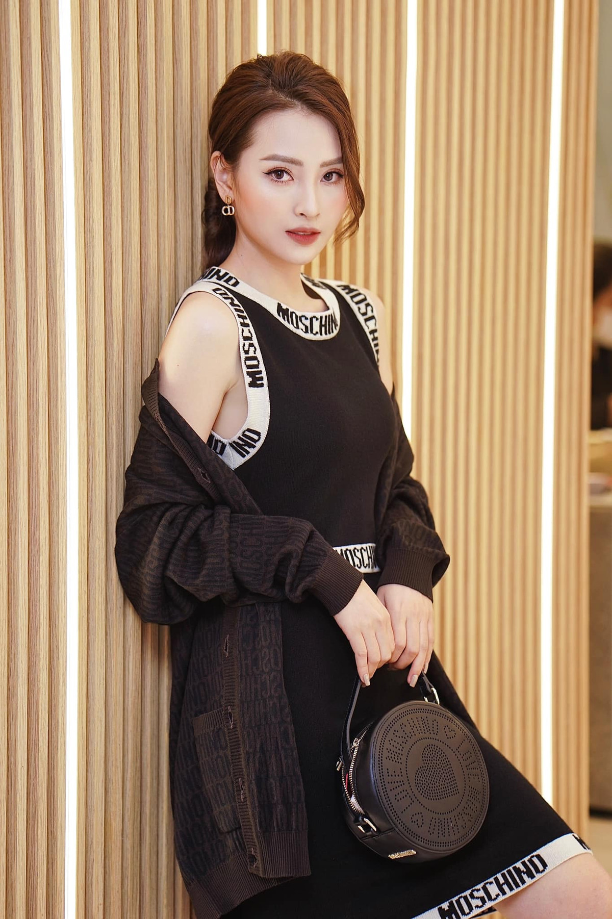 Dù lúc nào cũng nhận là mình "ngực lép" nhưng có thể thấy, Mù Tạt sở hữu thân hình thon gọn, săn chắc và rất quyến rũ.