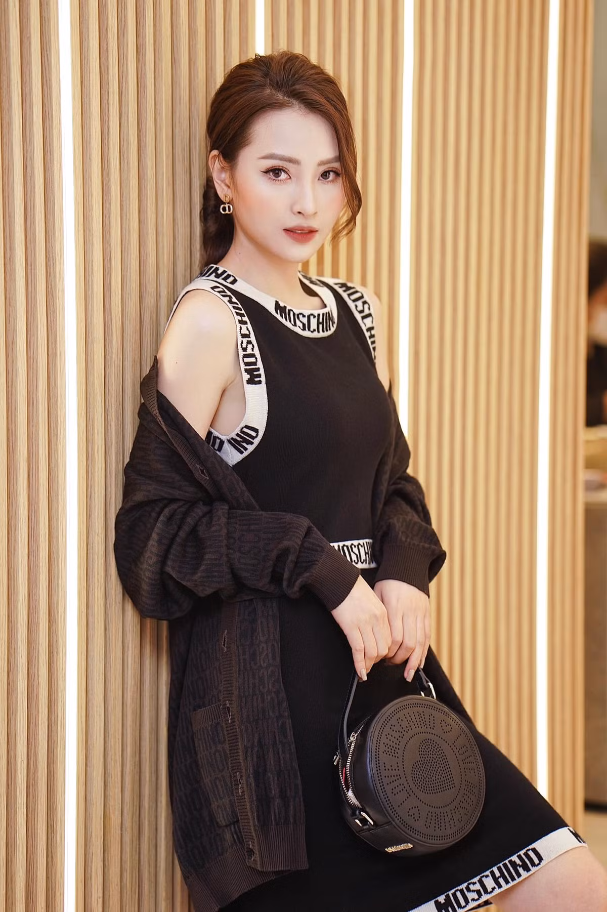 Dù lúc nào cũng nhận là mình "ngực lép" nhưng có thể thấy, Mù Tạt sở hữu thân hình thon gọn, săn chắc và rất quyến rũ.