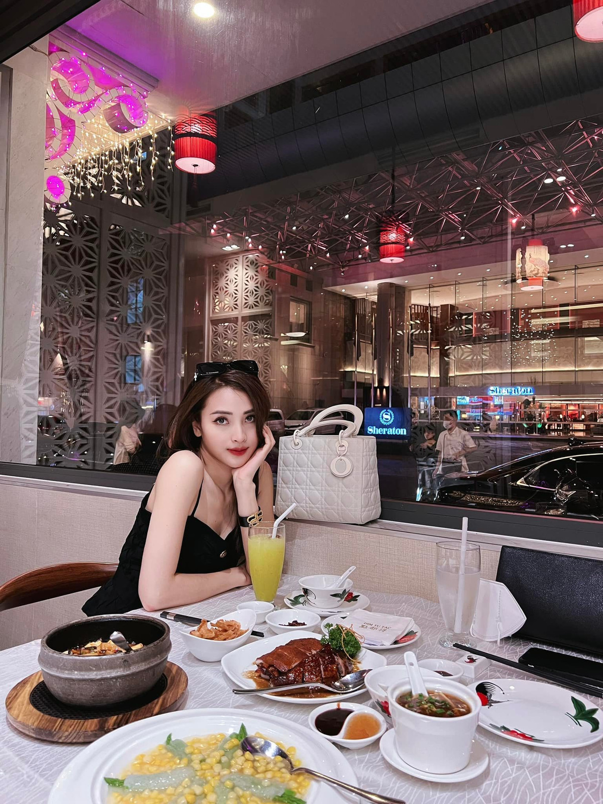 Vốn dĩ đã sở hữu đường cong hút mắt, thân hình thon gọn nên mỗi lần diện bikini check - in MC Mù Tạt nhanh chóng tỏa sáng cả một khung hình.