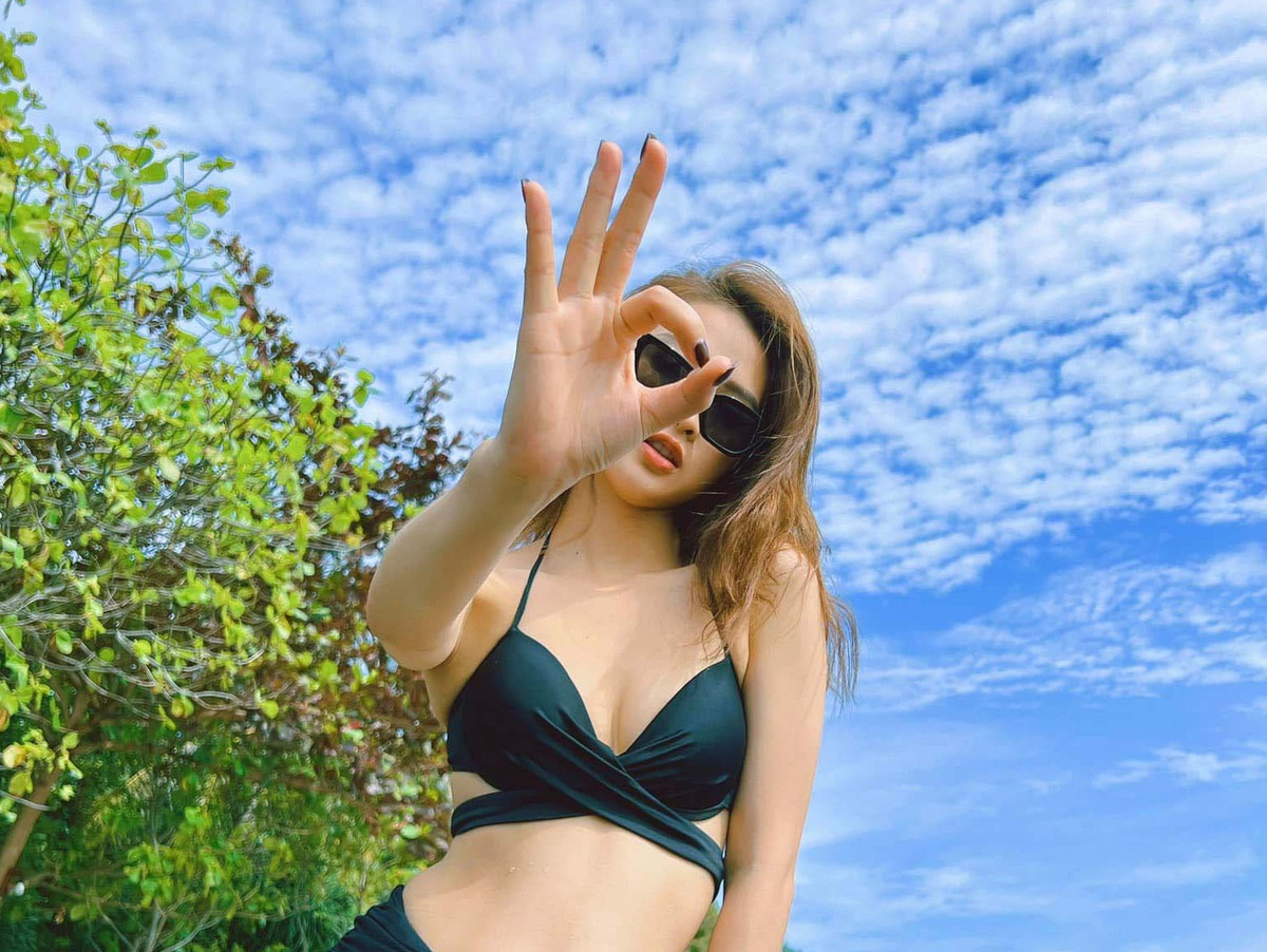 Mới đây, cô nàng tiếp tục "gây sốt" mạng xã hội khi đăng tải những hình ảnh diện bikini, khoe body gợi cảm vào những ngày đầu năm.