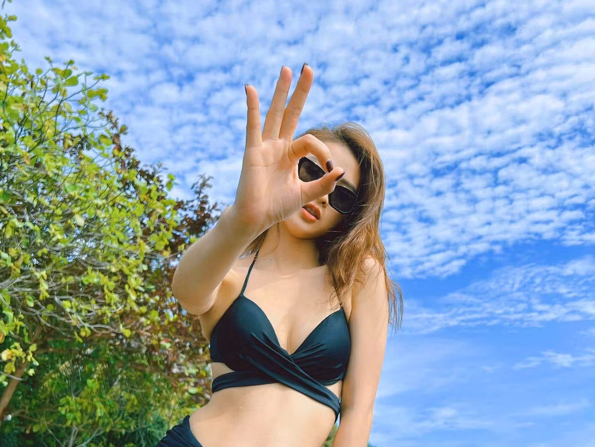 Mới đây, cô nàng tiếp tục "gây sốt" mạng xã hội khi đăng tải những hình ảnh diện bikini, khoe body gợi cảm vào những ngày đầu năm.