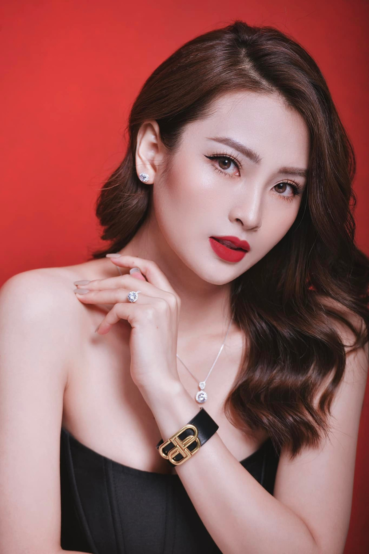 Ở ngoài đời, nữ MC gây ấn tượng bởi sở hữu nhan sắc xinh đẹp cùng vóc dáng quyến rũ.