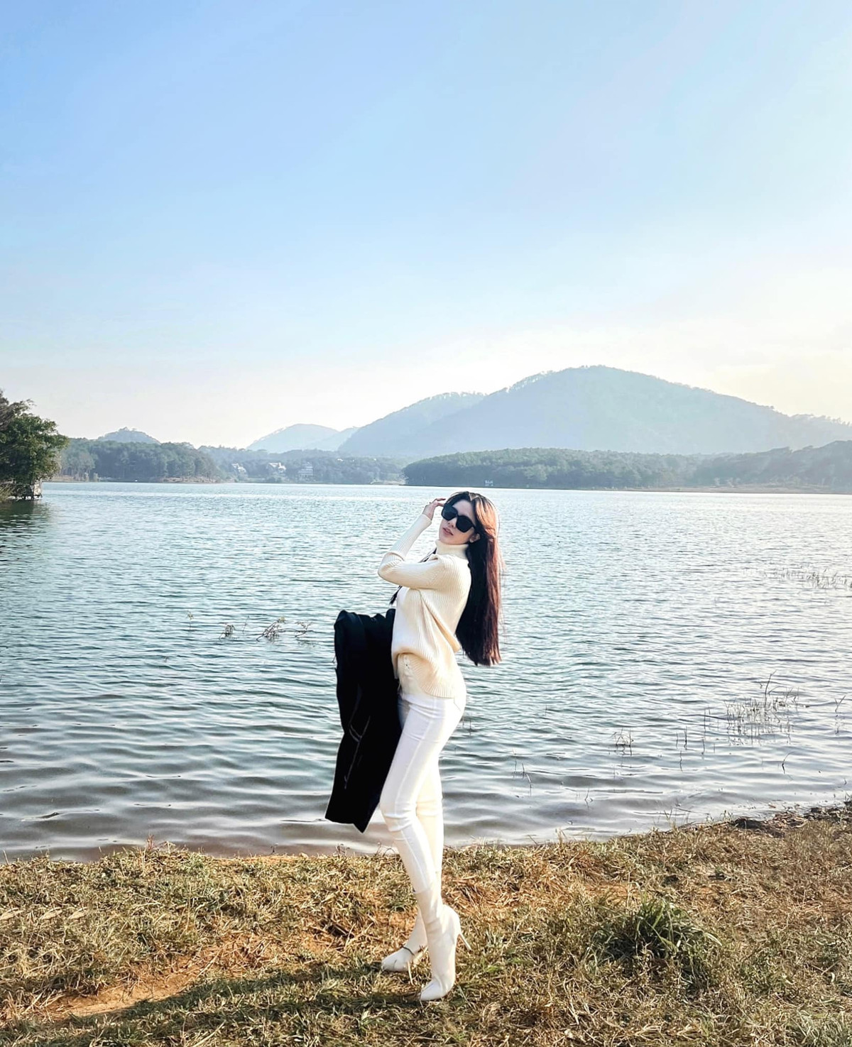 Ngoài style năng động thường ngày, cô còn chuộng những thiết kế ôm sát cơ thể, khai thác triệt để đường cong gợi cảm.