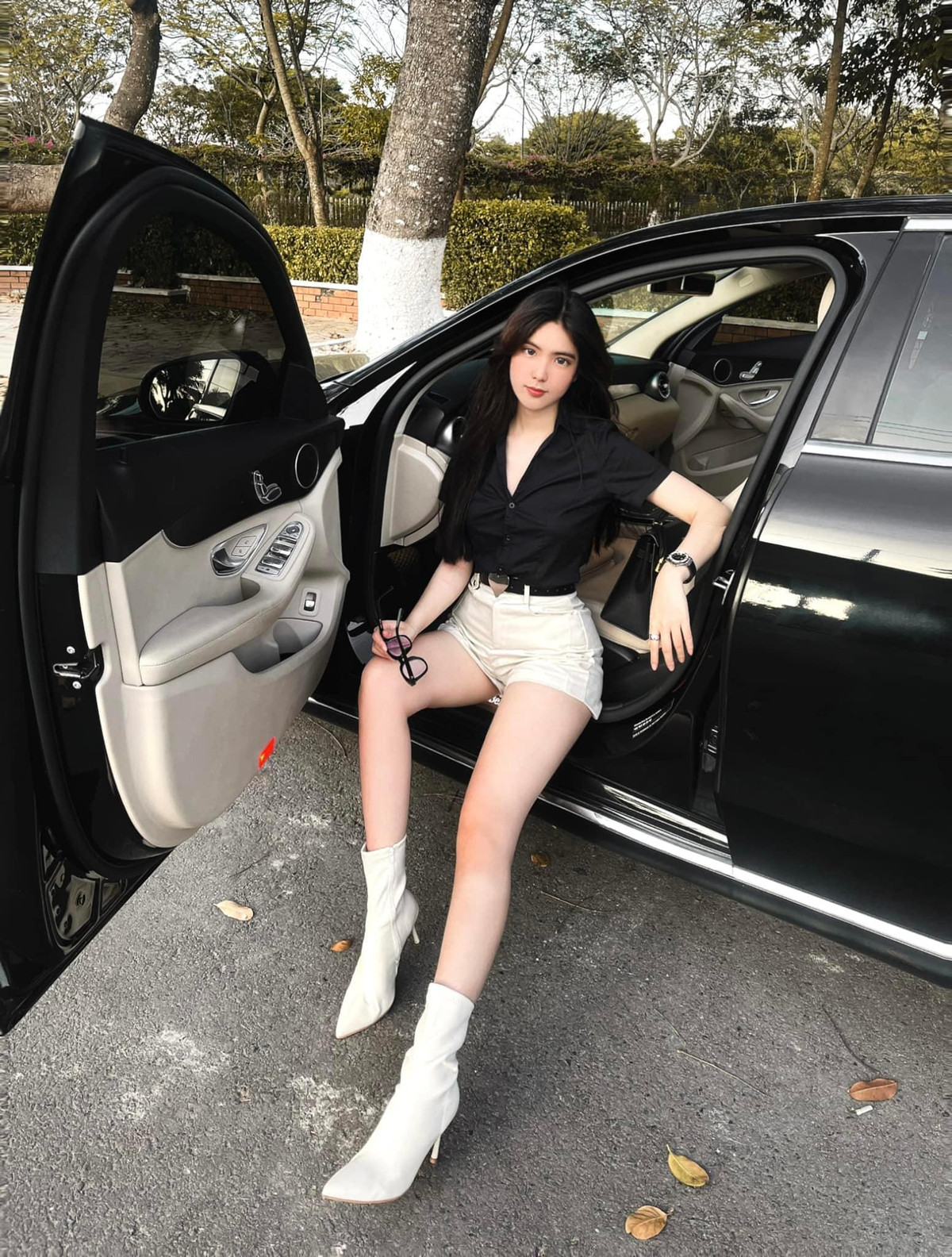 Đoan Nghi có mẹ là người Trung Quốc và bố là người Việt Nam nên sở hữu nhan sắc lai cực kỳ xinh đẹp cùng đường nét gương mặt hài hòa như sống mũi cao, đôi mắt sâu hun hút và bờ môi căng mọng.