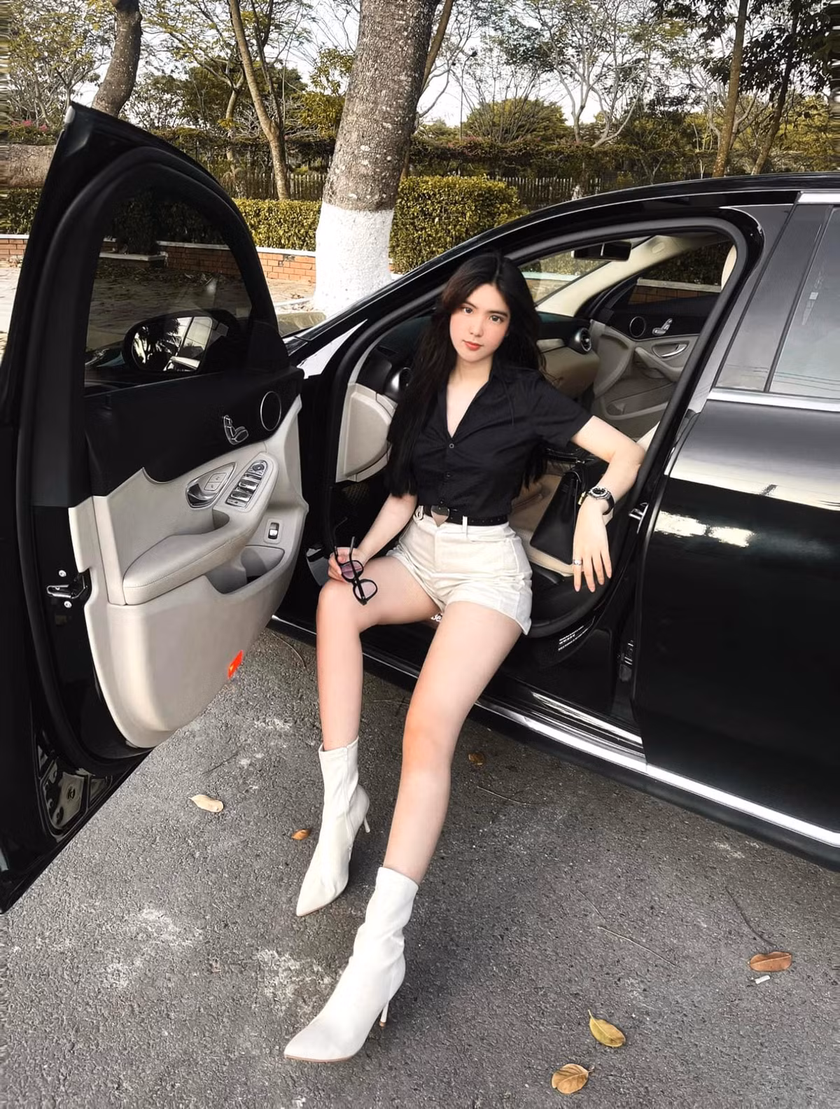 Đoan Nghi có mẹ là người Trung Quốc và bố là người Việt Nam nên sở hữu nhan sắc lai cực kỳ xinh đẹp cùng đường nét gương mặt hài hòa như sống mũi cao, đôi mắt sâu hun hút và bờ môi căng mọng.