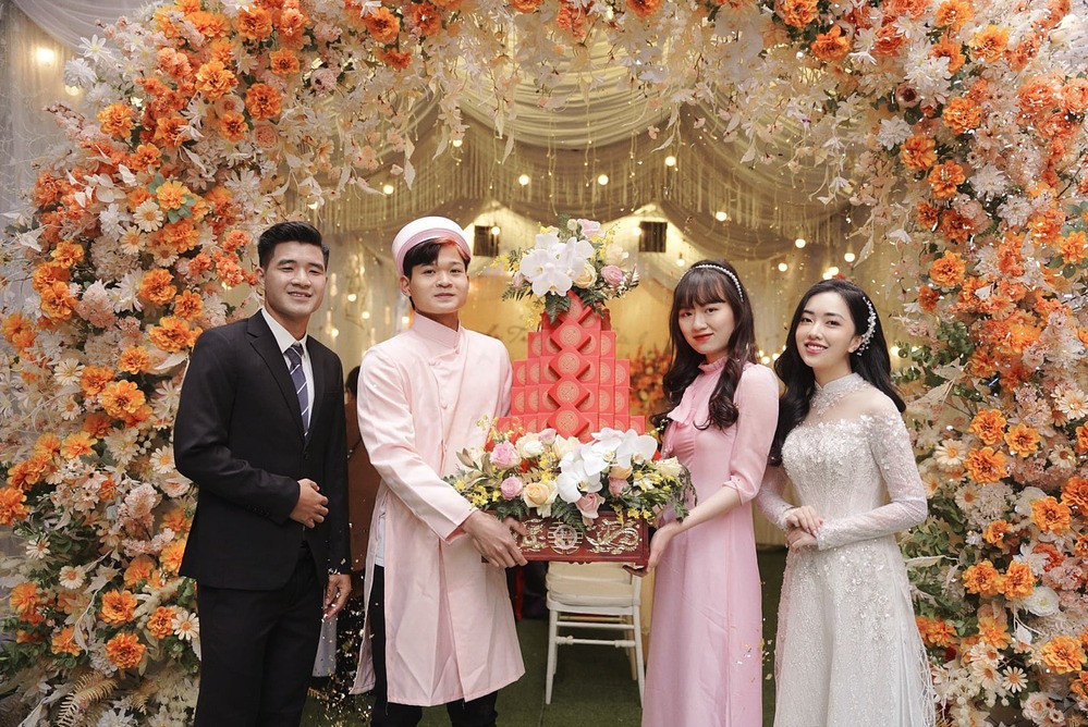 Từ hình ảnh chia sẻ cho thấy, bạn gái Hà Đức Chinh vô cùng rạng rỡ với chiếc áo dài pha lê tráng bạc lấp lánh. Ảnh: Linh Nga Bridal