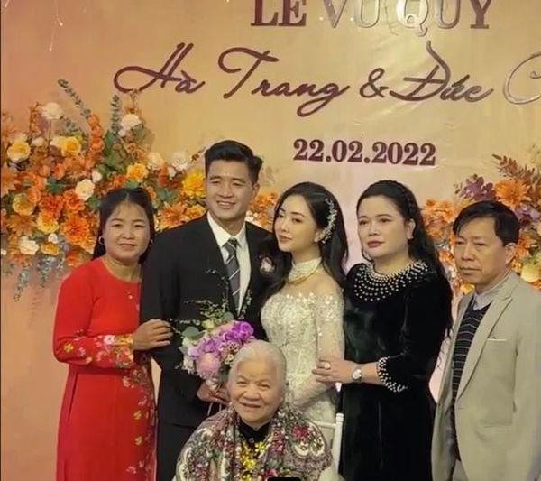 Cô dâu Mai Hà Trang vốn đã có tiếng xinh đẹp nay càng rạng rỡ hơn trong bộ áo cưới đính kết cầu kì. Ảnh: Chụp màn hình