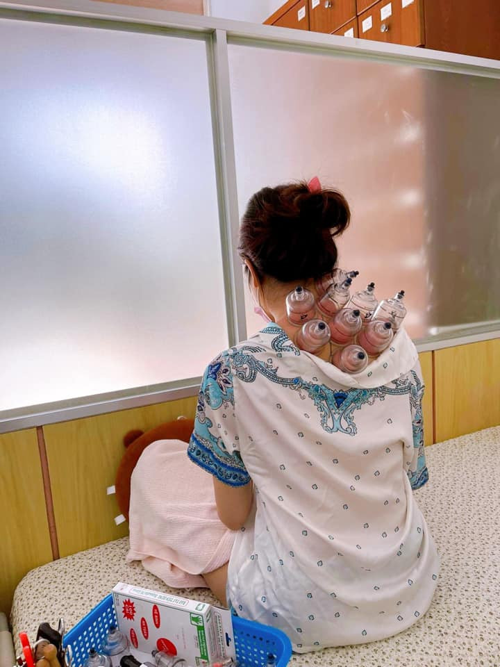 Trong ảnh, người đẹp xứ Thanh ăn vận giản dị, khẩu trang kín mít, nằm trên chiếc giường nhỏ trông có vẻ mệt mỏi. Hình ảnh này làm netizen không khỏi lo lắng, tò mò về tình hình sức khỏe của Trâm Anh.