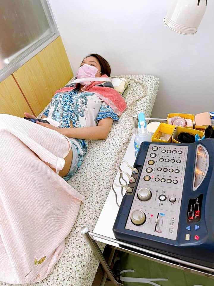 "Vẹo cổ không nhúc nhích được chút nào. Lần đầu tiên trong đời thấy sức khỏe tụt dốc không phanh như thế này", hot girl Trâm Anh cho hay.