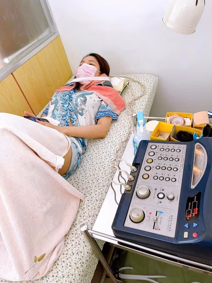 "Vẹo cổ không nhúc nhích được chút nào. Lần đầu tiên trong đời thấy sức khỏe tụt dốc không phanh như thế này", hot girl Trâm Anh cho hay.