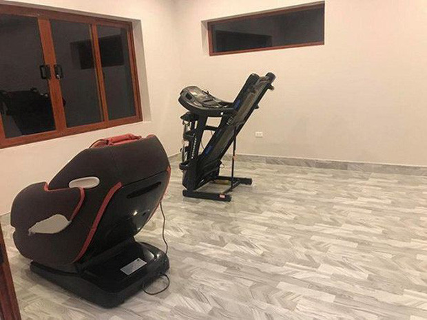 Căn nhà tuy bài trí đơn giản nhưng đầy đủ tiện nghi, rộng rãi để nam cầu thủ đón vợ về "dinh".