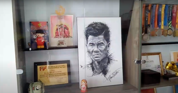 Nhiều huy chương, bằng khen và các món quà lưu niệm của fan hâm mộ tặng Đức Chinh cũng được trưng bày tại đây.