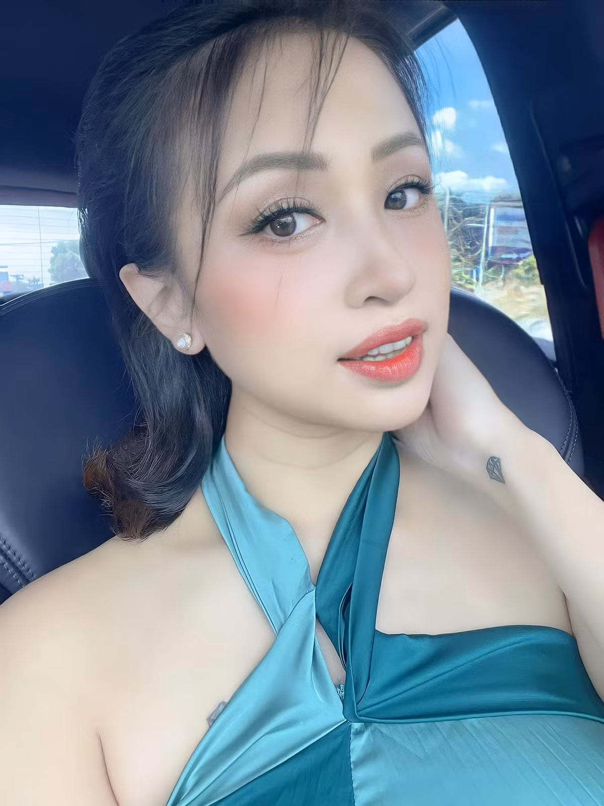 Người đẹp sinh năm 1985 nhận được nhiều lời khen như xinh đẹp, quyến rũ, rạng rỡ.