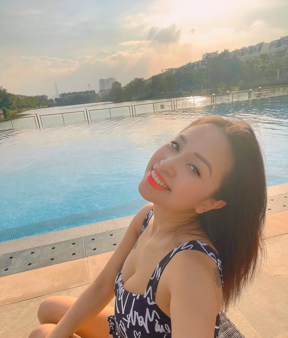 Bên chồng mới, Vân Hugo ngày càng rạng rỡ hơn, nhuận sắc thêm, những hình ảnh đầy sức sống của cựu hot girl được netizen khen ngợi hết lời.