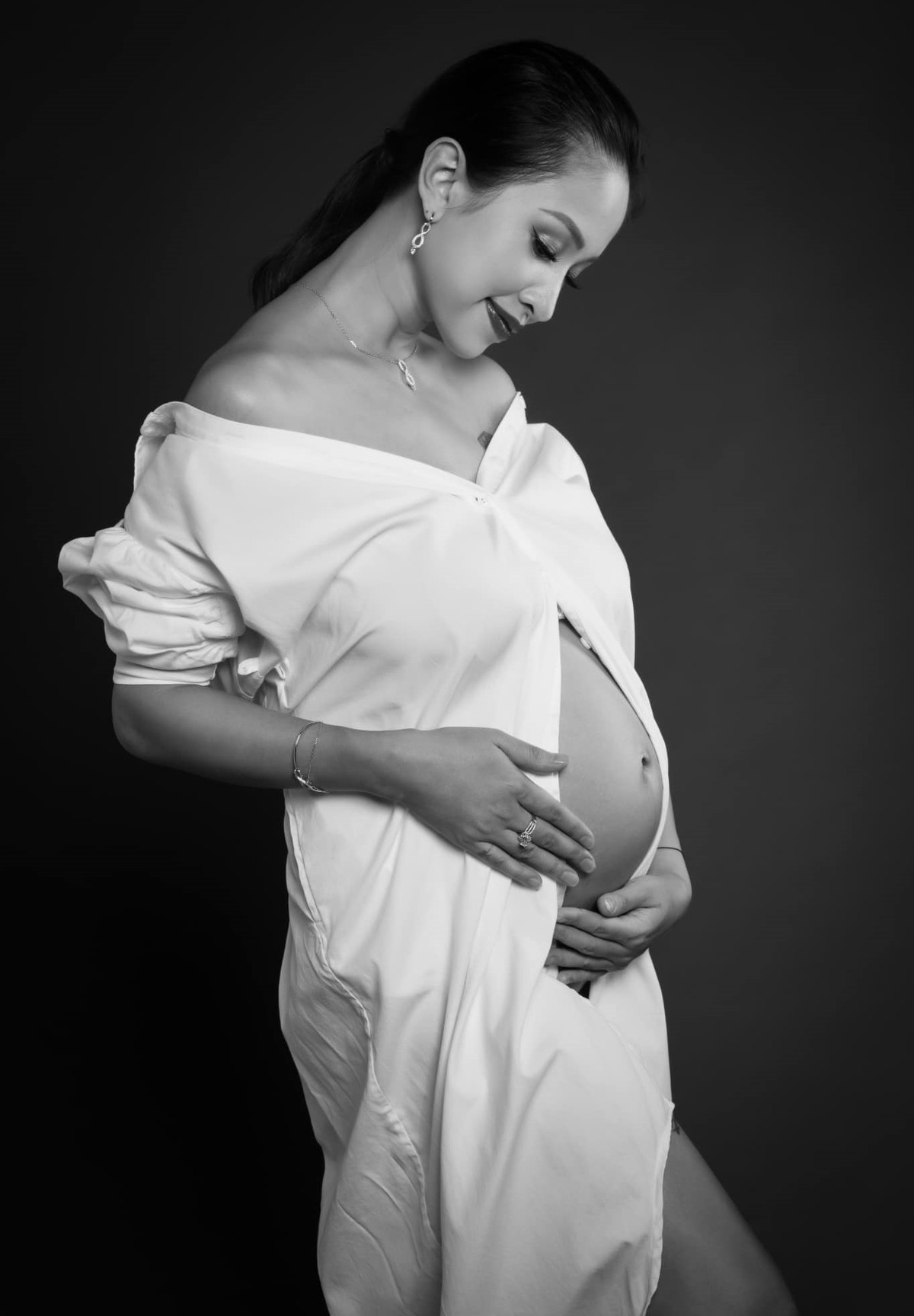 Mới đây, Vân Hugo có đăng tải hình ảnh trên trang cá nhân loạt hình ảnh bầu thả dáng vô cùng xinh đẹp, nhan sắc bà mẹ U40 được khen hết lời.