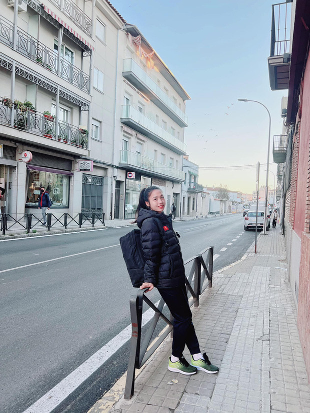 Đính kèm hình ảnh Duyên cho biết đây là kết quả sau 1 tháng tập luyện và thi đấu xa nhà: "Mới đi có 1 tháng mà mặt như cái tổ ong".