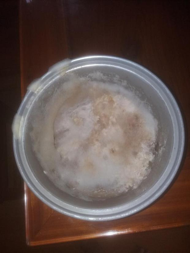 Nồi cơm điện mốc meo vì trước khi về quên không dọn rửa là hình ảnh thường thấy của mỗi phòng trọ khi để trống quá lâu.