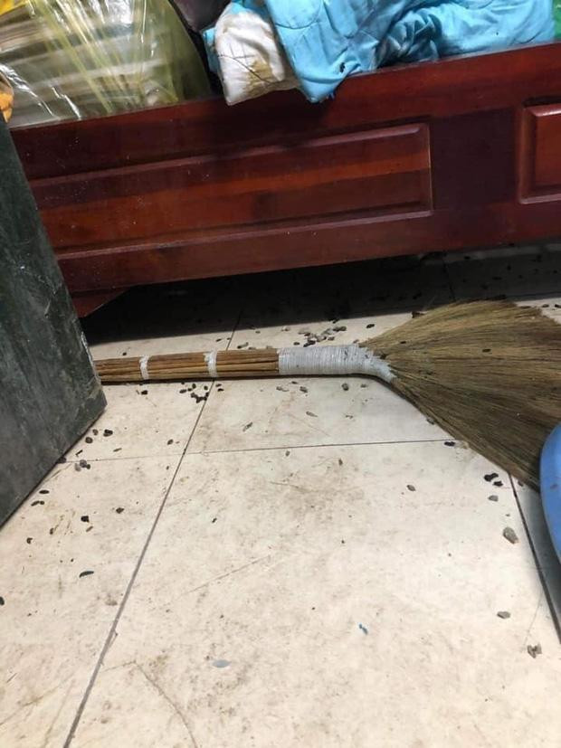 Nhìn cảnh tượng kinh hoàng bên trong phòng trọ này khiến ai cũng phải "rớt nước mắt" cùng nam sinh.