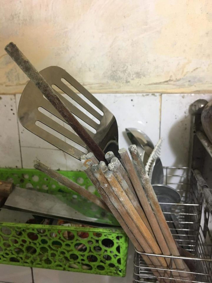 Sau kỳ nghỉ Tết cùng với việc nghỉ dịch dài hơi trước đó, sinh viên trở lại phòng trọ sẽ bắt đầu lao vào "cuộc chiến" dọn dẹp nơi ở. Ảnh: Tổng hợp