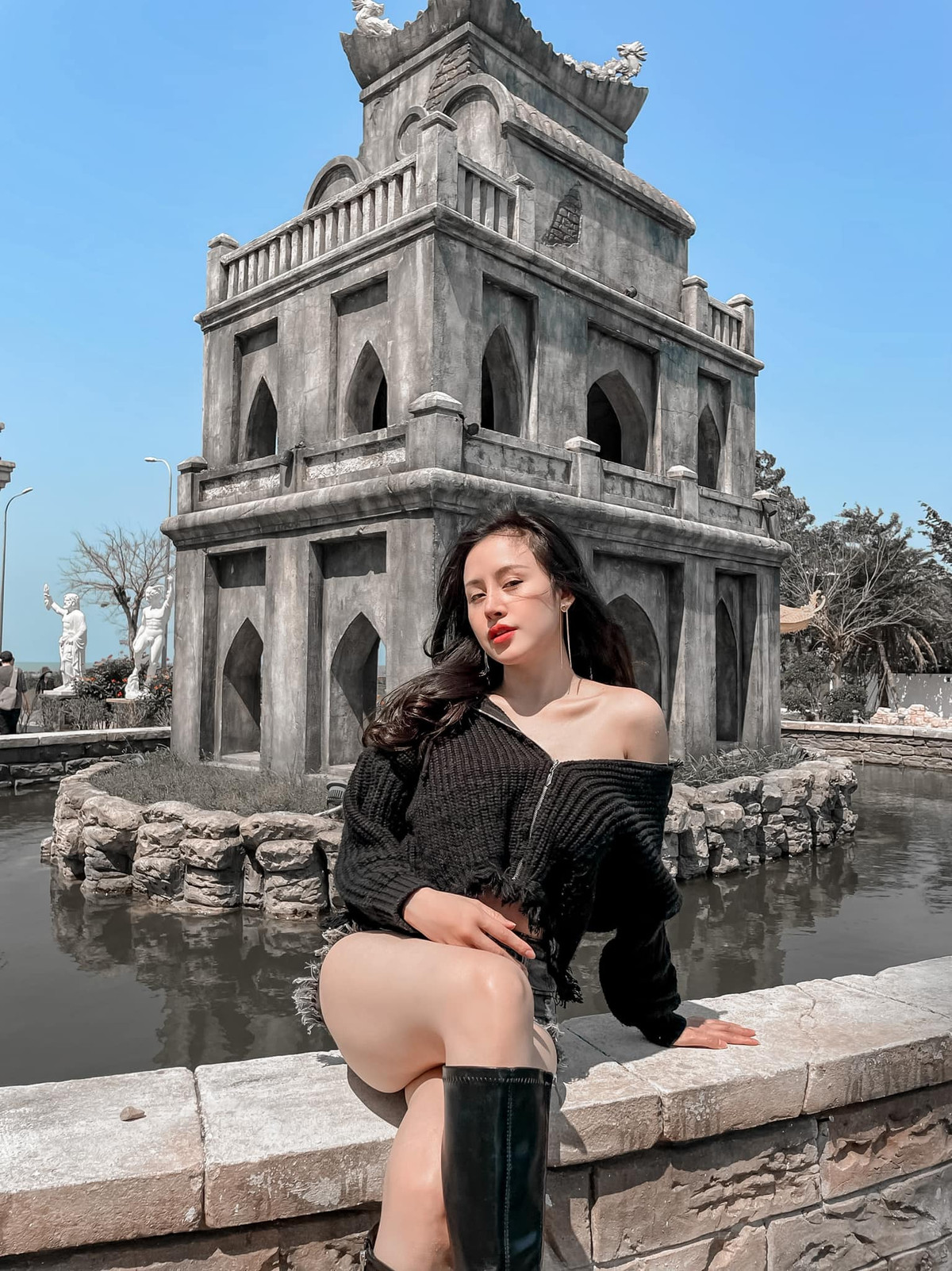 Bà Tưng "nổi như cồn" cách đây nhiều năm với một clip nhảy gợi cảm. Sau đó, cô liên tục đăng ảnh hở bạo, phát ngôn gây sốc.