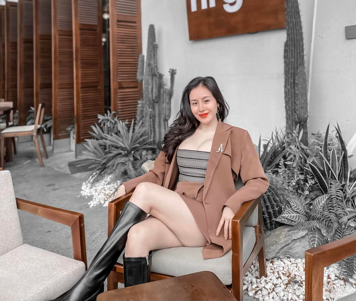 Nhắc đến những gái xinh từng làm mưa, làm gió khắp cõi mạng một thời, không thể nào bỏ qua "thánh nữ" ngực khủng - bà Tưng.