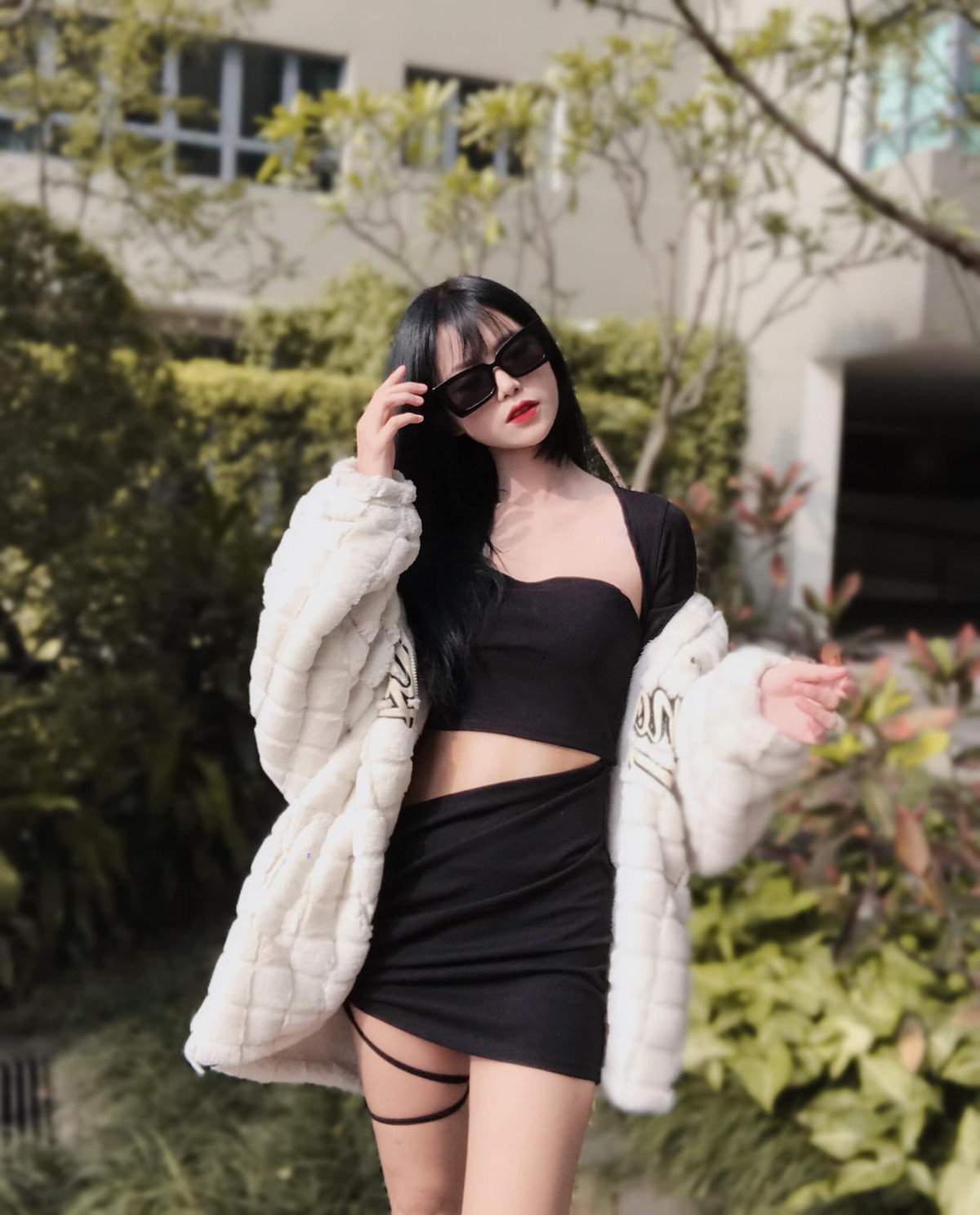 Trên trang cá nhân của Kiều Oanh, bên cạnh hình ảnh ngây thơ, đáng yêu, cô nàng còn khá chuộng phong cách gợi cảm, tuy nhiên lại không hề hở hang quá bạo.