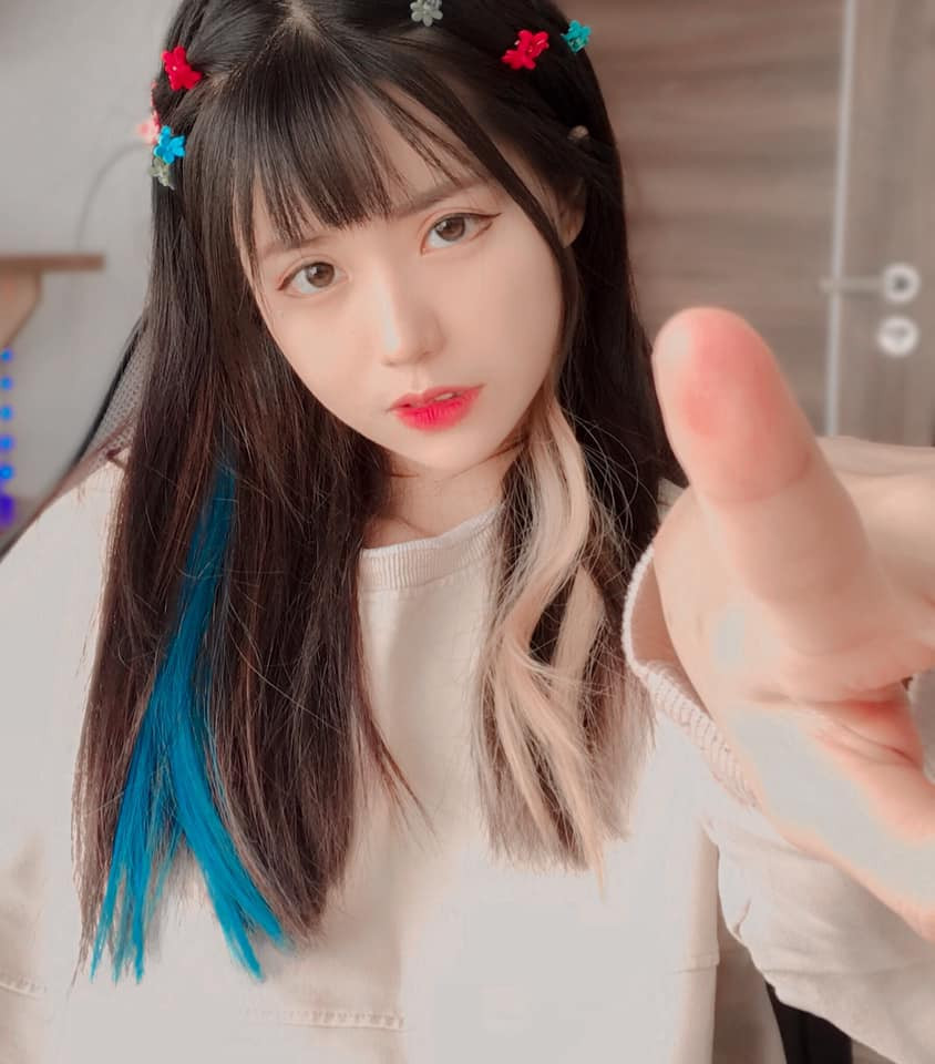 Ngoài ra, Kiều Oanh còn có niềm đam mê các thể loại truyện tranh như manga, manhwa, manhua,...nên khi lớn lên Kiều Oanh bắt đầu yêu thích việc cosplay vào những nhân vật mà cô nàng yêu thích.