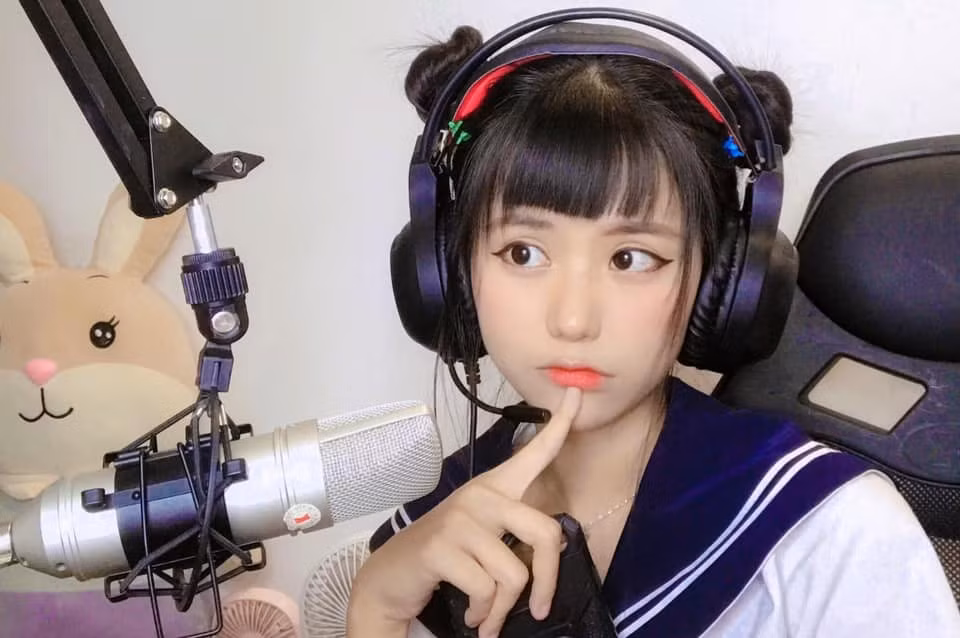 Trở thành một cái tên khá có tiếng tăm nên những hình ảnh của cô đăng tải lên trang cá nhân đã nhận được rất nhiều những lời khen ngợi.