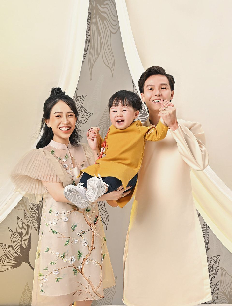 Vốn xuất thân là con nhà trâm anh thế phiệt lại có nguồn tài chính chủ động từ lĩnh vực kinh doanh thời trang, mẫu ảnh... nên Joyce Phạm cũng rất mạnh tay chi hầu bao cho những món hàng đắt đỏ đó.