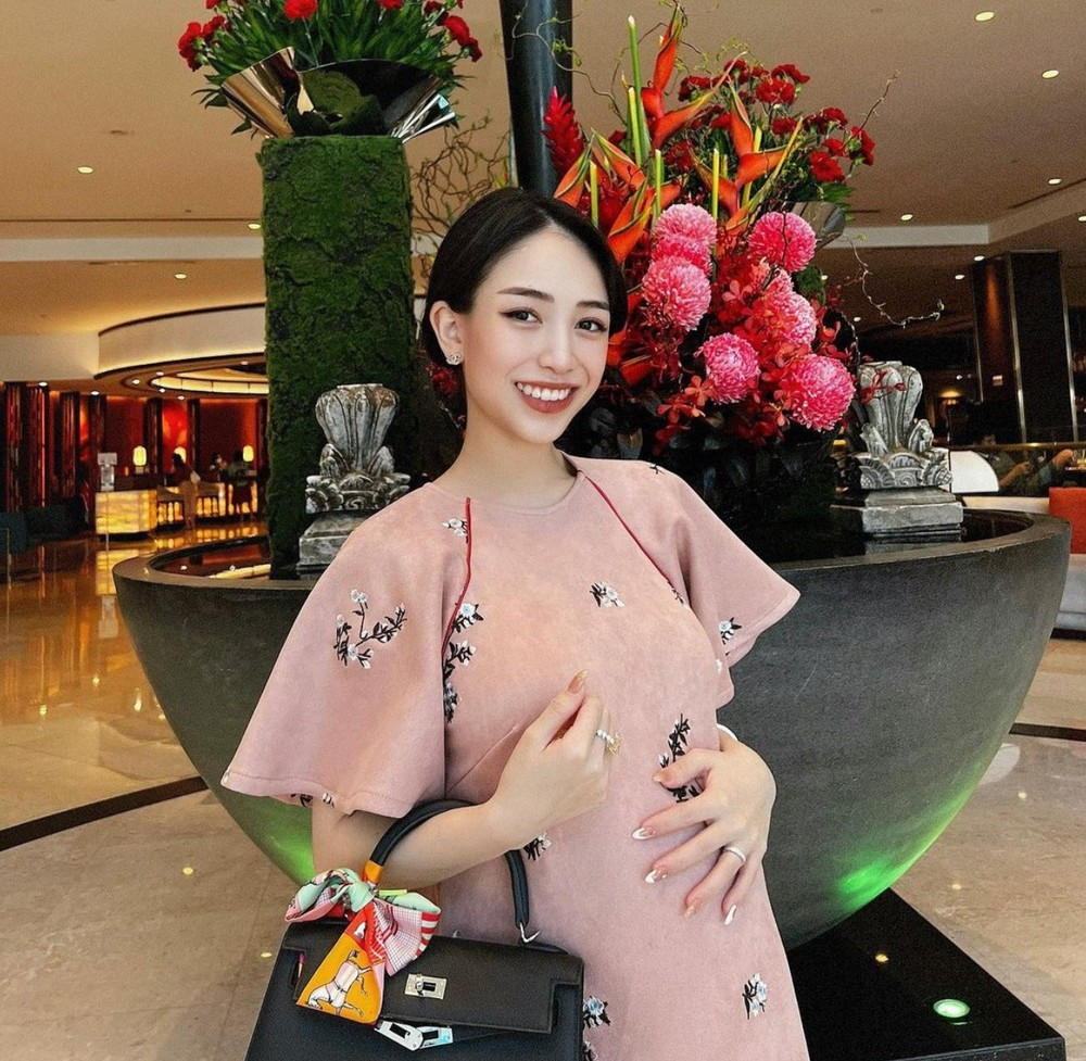 Sau khi bầu tập 2, ái nữ đại gia Minh Nhựa liên tục đăng ảnh khoe vóc dáng thon gọn, xinh đẹp khi đang trong thai kỳ, sắc vóc của cô nàng khiến netizen trầm trồ.