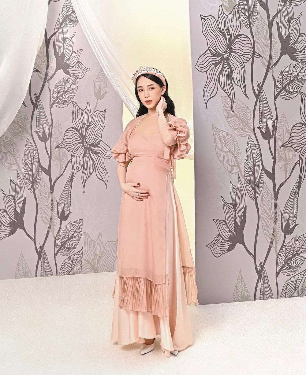 Bên cạnh đó, nhan sắc và gu thời trang trendy của nữ rich kid liên tục khiến cư dân mạng mê mẩn.