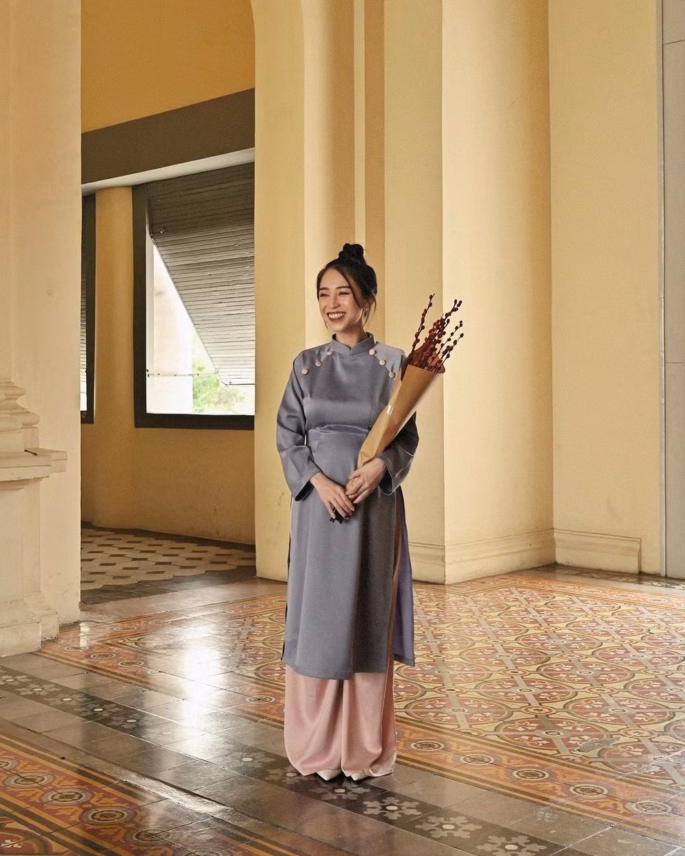 Mỗi lần xuất hiện, ái nữ nhà Minh Nhựa lại khiến nhiều người vô cùng mãn nhãn. Bên cạnh nhan sắc, Joyce Phạm còn gây sự chú ý khi sừ dụng toàn hàng hiệu "đắt xắt ra miếng".