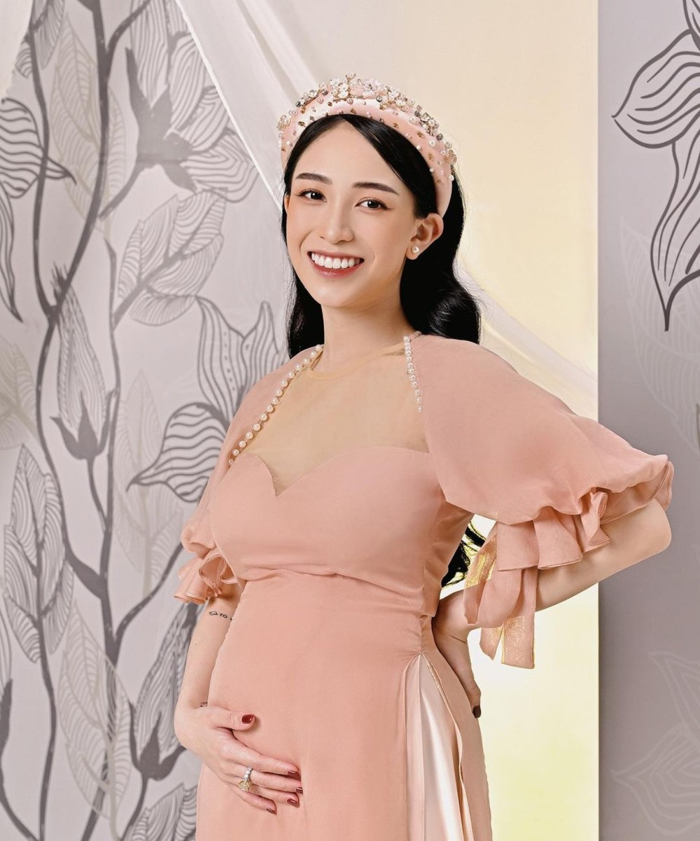 Joyce Phạm không có dấu hiệu tăng cân nhiều mà vẫn giữ được vóc dáng nhỏ nhắn, thon gọn đáng ngưỡng mộ.