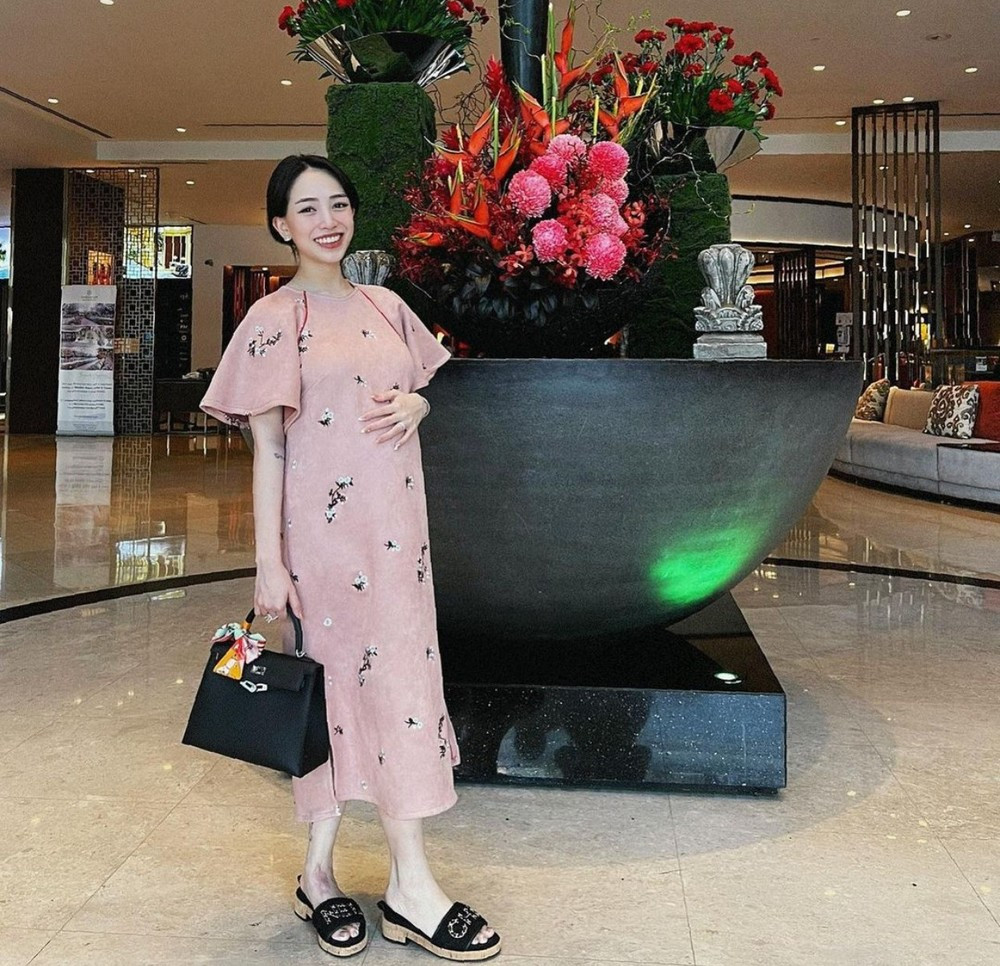 Ái nữ nhà Minh Nhựa rạng rỡ, không có dấu hiệu xuống sắc dù đang mang thai.