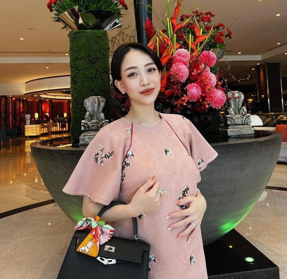 Ở mọi khung hình, ngoài việc trầm trồ món hàng hiệu xa xỉ, netizen còn phải khen ngợi nhan sắc xinh đẹp dù đang "bầu vượt mặt" của rich kid.