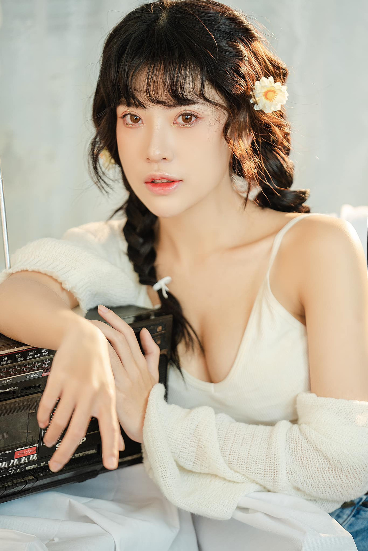 Được biết, Uyên Camitie cao 1m65, nặng 50kg. Số đo ba vòng của cô nàng là 90-64-93 (cm).