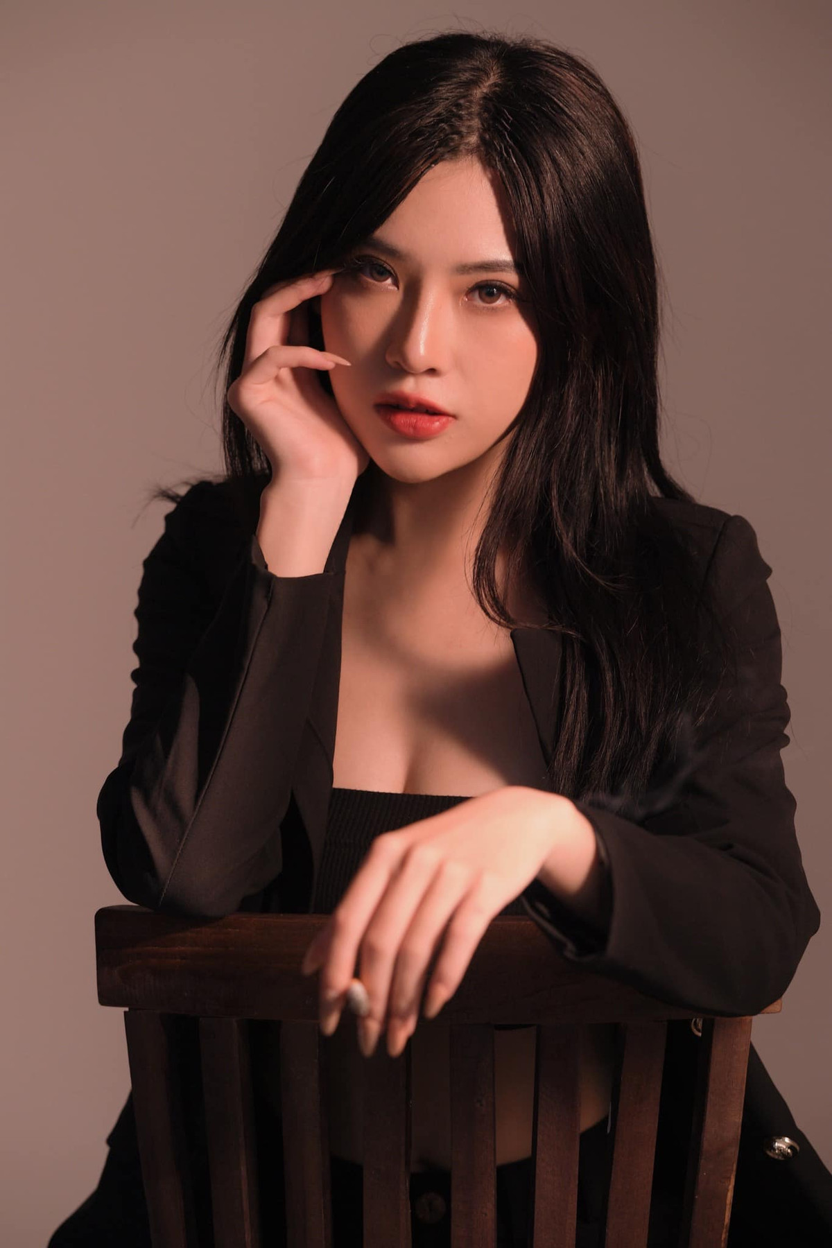 Tố Uyên từng tham gia diễn xuất trong một số MV như "Cô ta" của Lil Shady, "Kiếp người" của Lã Lâm Phong, hay một vai phụ trong sitcom "Trò đời".