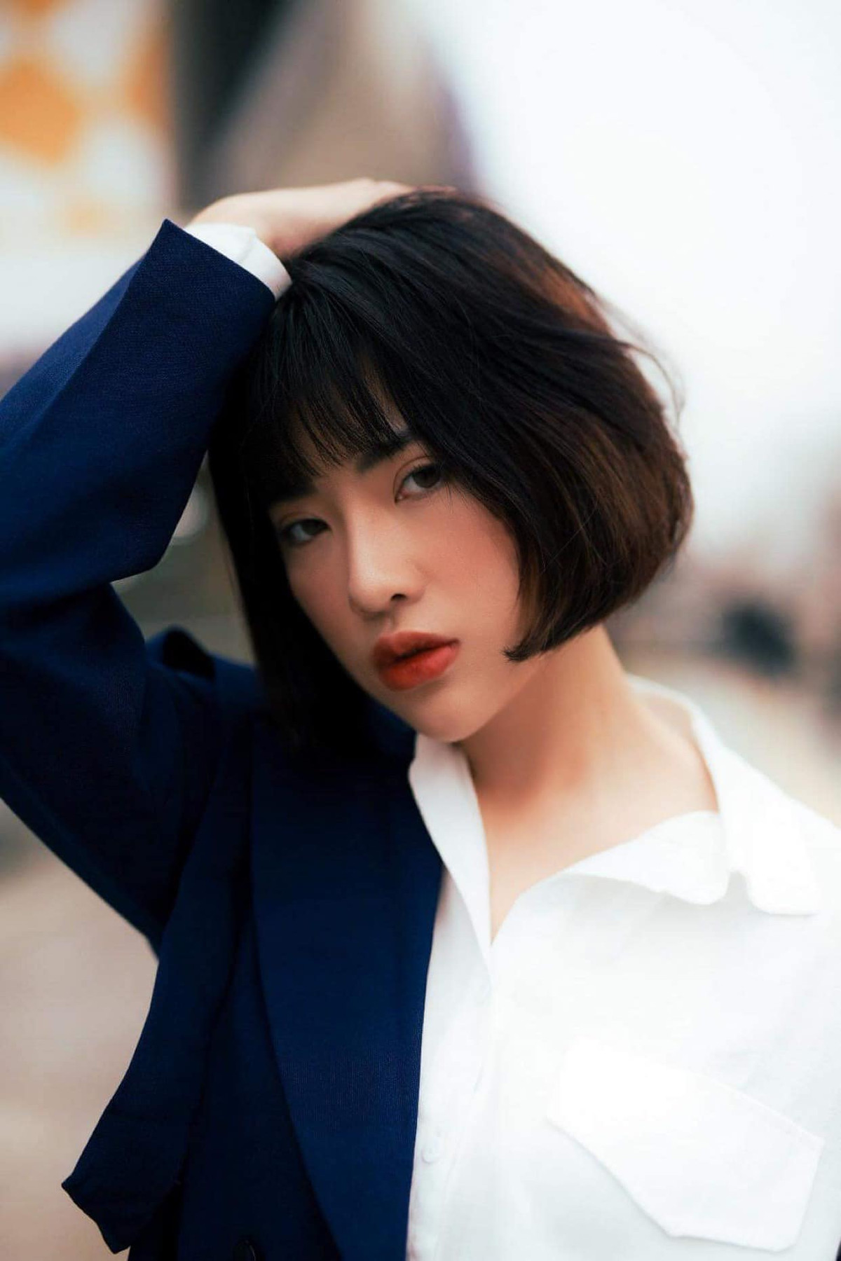 Uyên Camitie xuất hiện trong nhiều bộ ảnh nghệ thuật với phong cách nhẹ nhàng, nữ tính không kém phần gợi cảm.