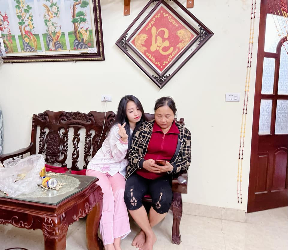 Khoảnh khắc ấm áp của nữ cầu thủ bên đấng sinh thành khiến mọi người xúc động sau bao ngày tháng xa nhà để thi đấu.